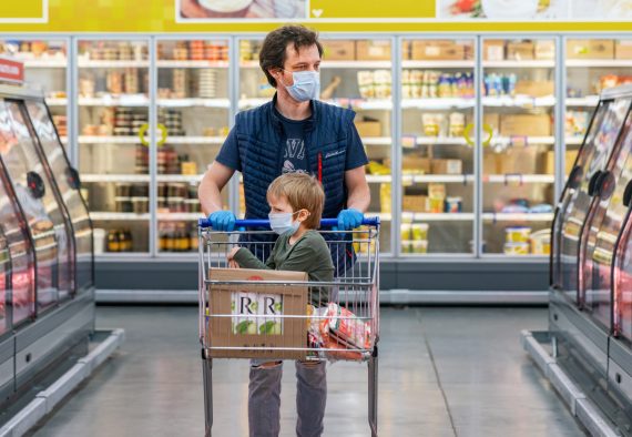 a-father-drives-his-son-in-a-shopping-cart-at-a-supermarket-during-the-coronavirus-pandemic-new_t20_kLjOAK