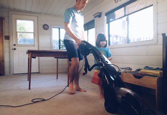 little-girl-helping-her-daddy-clean-the-house_t20_PokB98